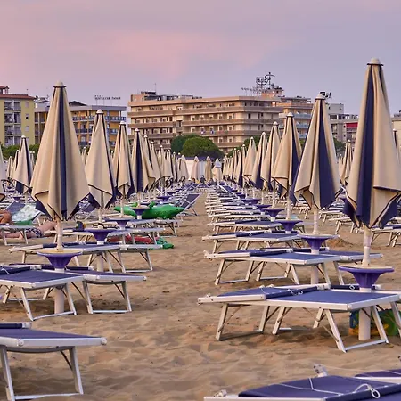 Апартаменты Luminous Flat With Private Garden 150 M From The Sea Бибионе